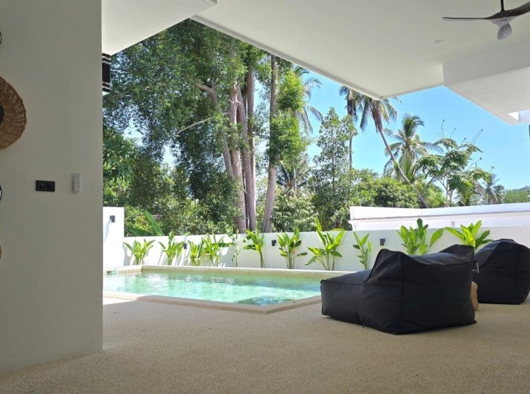 Terrasse couverte avec vue sur la piscine de la Villa Ankaa