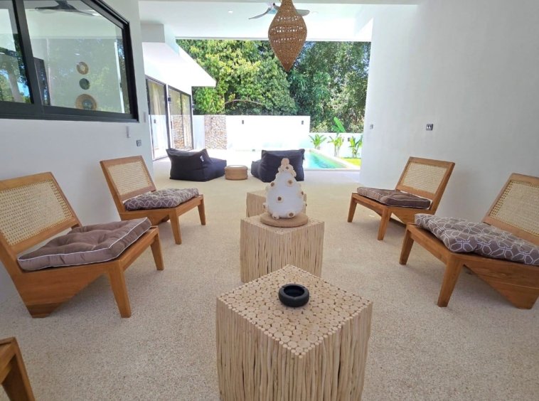Fauteuils de la terrasse de la Villa Ankaa