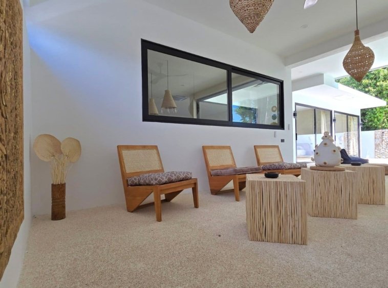 Fauteuils en bois sur la terrasse de la Villa Ankaa
