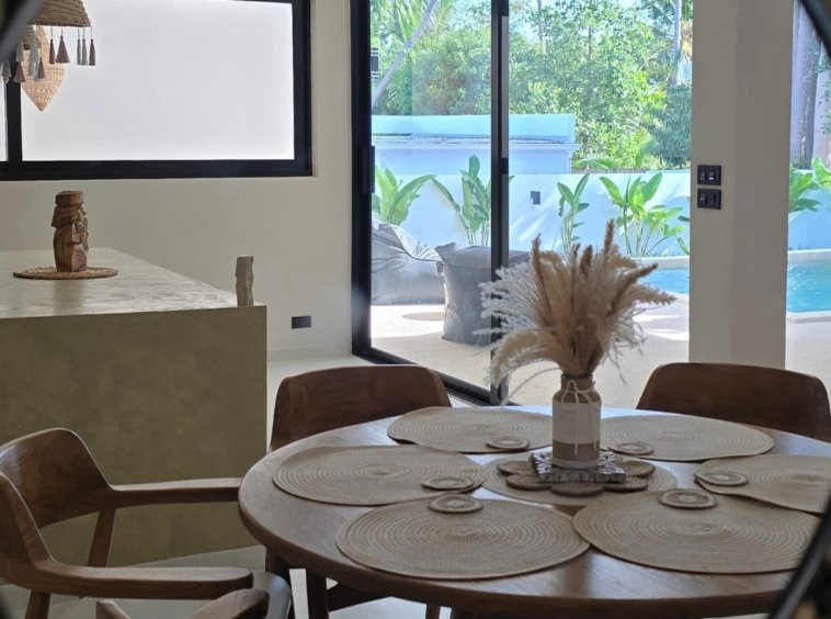 Coin repas avec vue sur la piscine de la Villa Ankaa