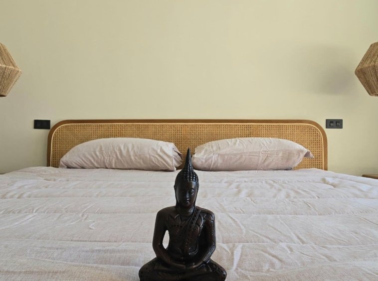 Tête de lit d'une chambre de la Villa Ankaa