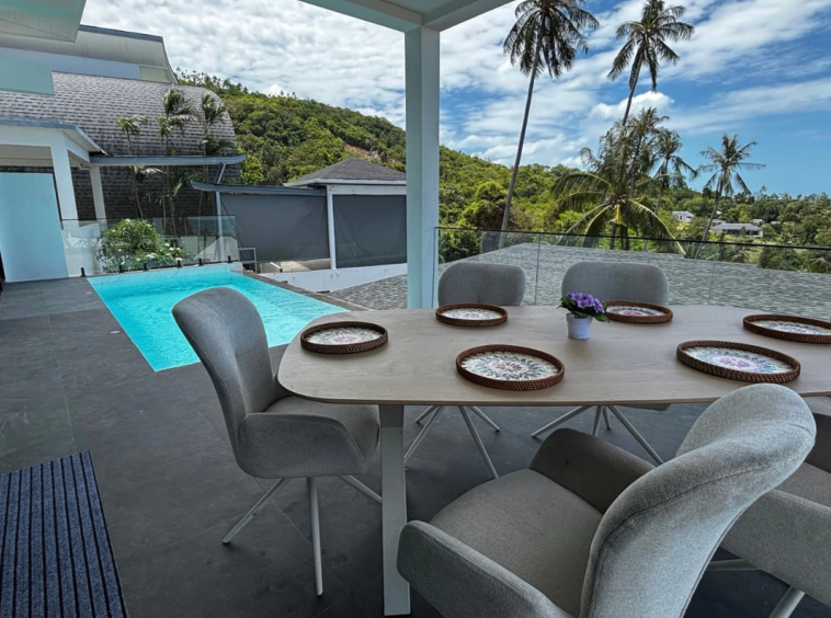 Terrasse avec table à manger et piscine privée de la Villa Azura à Hua Thanon, Koh Samui
