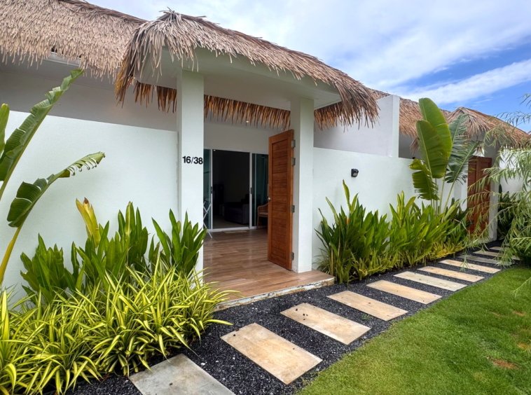 Entrée au toit de chaume de la villa 1 chambre à vendre à Maenam, Koh Samui