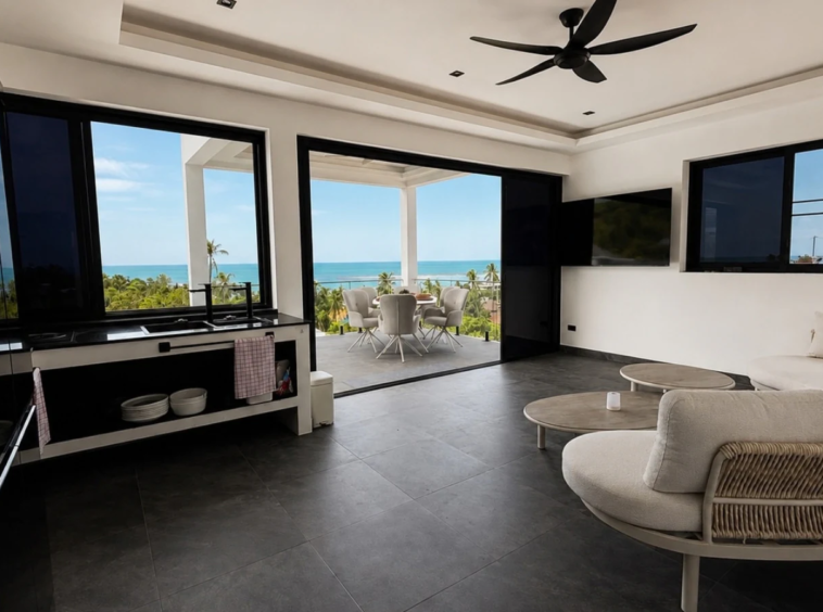 Salon ouvert sur la terrasse avec vue mer de la Villa Azura
