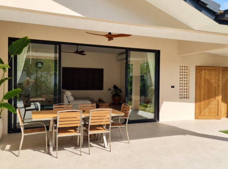 Terrasse et porte d'entrée en teck de la Villa Chana 2 chambres