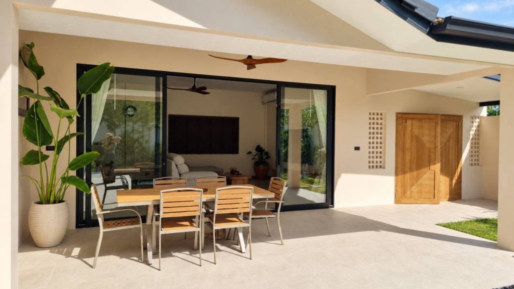 Terrasse et porte d'entrée en teck de la Villa Chana 3 chambres
