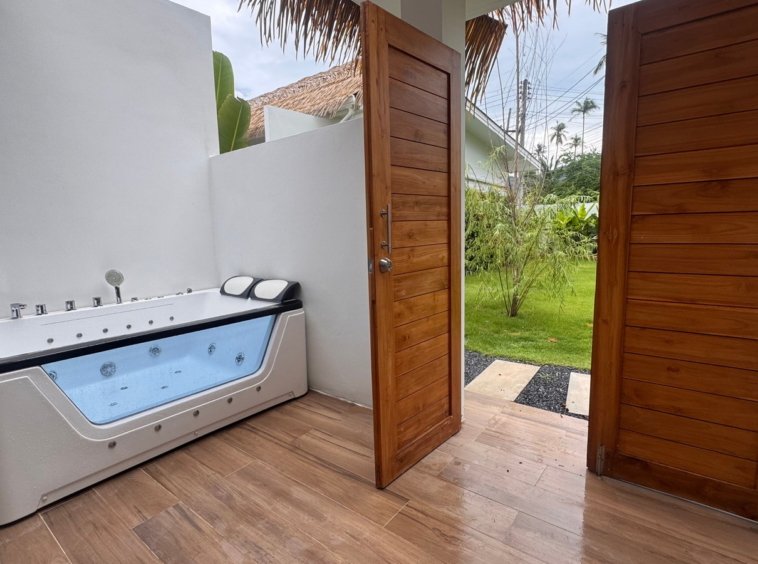 Terrasse fermée avec baignoire balnéothérapie de la villa à Maenam