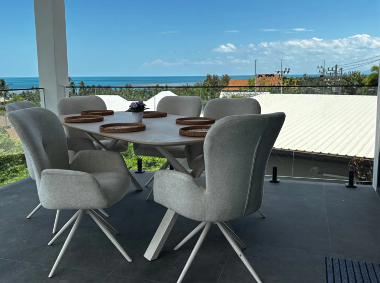 Terrasse couverte avec salle à manger et vue mer de la Villa Azura
