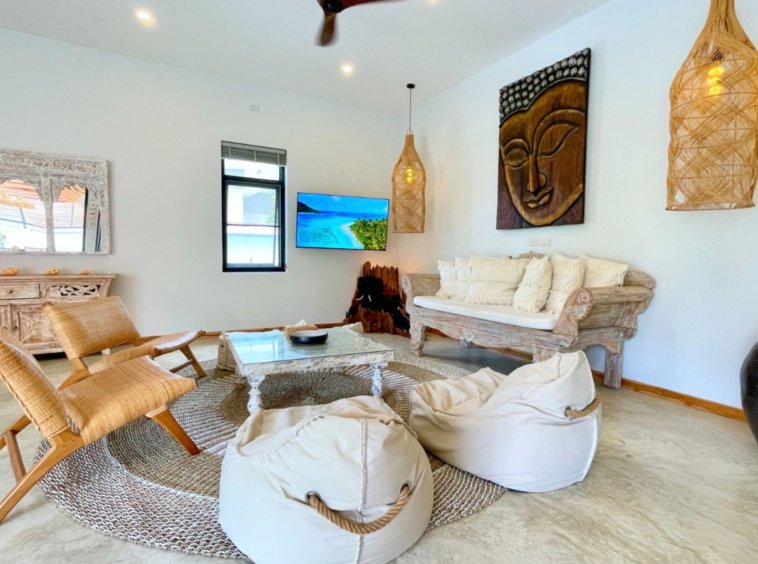 Salon de la Villa An Se Ju avec banquette balinaise et fauteuils en rotin