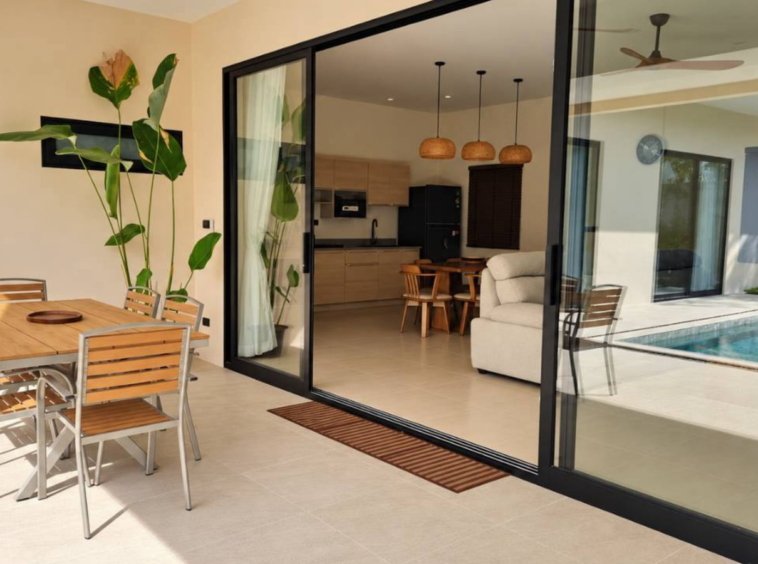 Terrasse avec coin repas et baies vitrées ouvertes de la Villa Chana 2 chambres