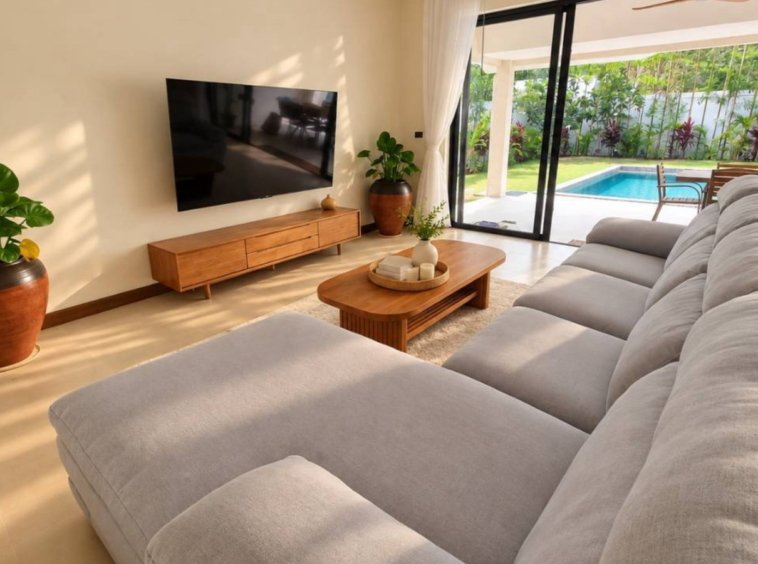 Salon ouvert sur le jardin et la piscine de la Villa Chana 3 chambres