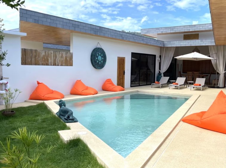 Piscine et pelouse du jardin de la Villa Yolo