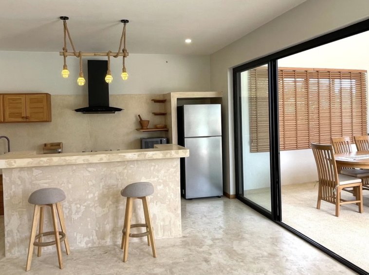 Cuisine ouverte avec bar de la Villa Yolo