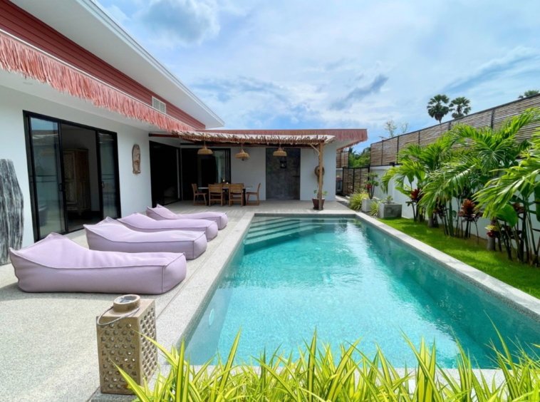 Transats au bord de la piscine de la Villa An Se Ju
