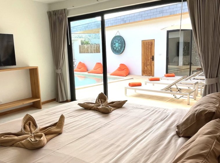 Chambre king size ouverte sur la piscine de la Villa Yolo
