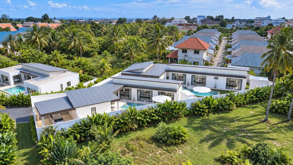 Vue aérienne de villas du projet Cholaland à Lamai