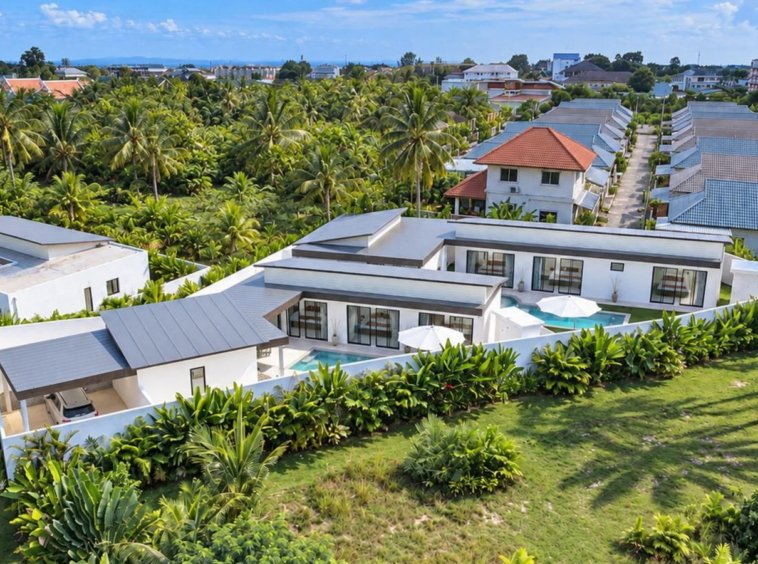Vue aérienne de villas du projet Cholaland à Lamai
