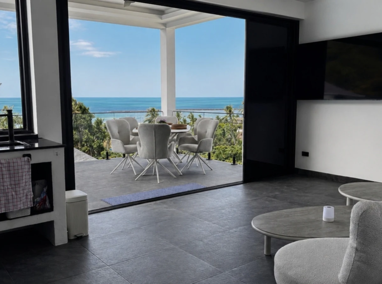 Séjour avec baie vitrée et vue mer de la Villa Azura