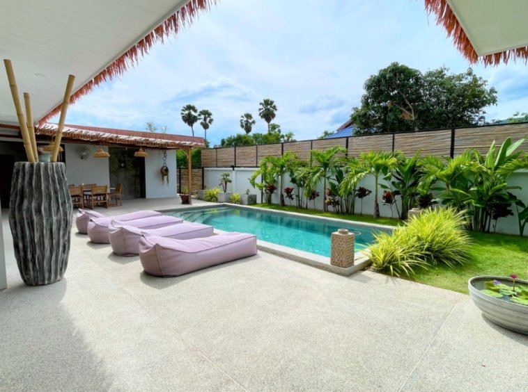 Terrasse couverte avec vue sur la piscine et le jardin de la Villa An Se Ju