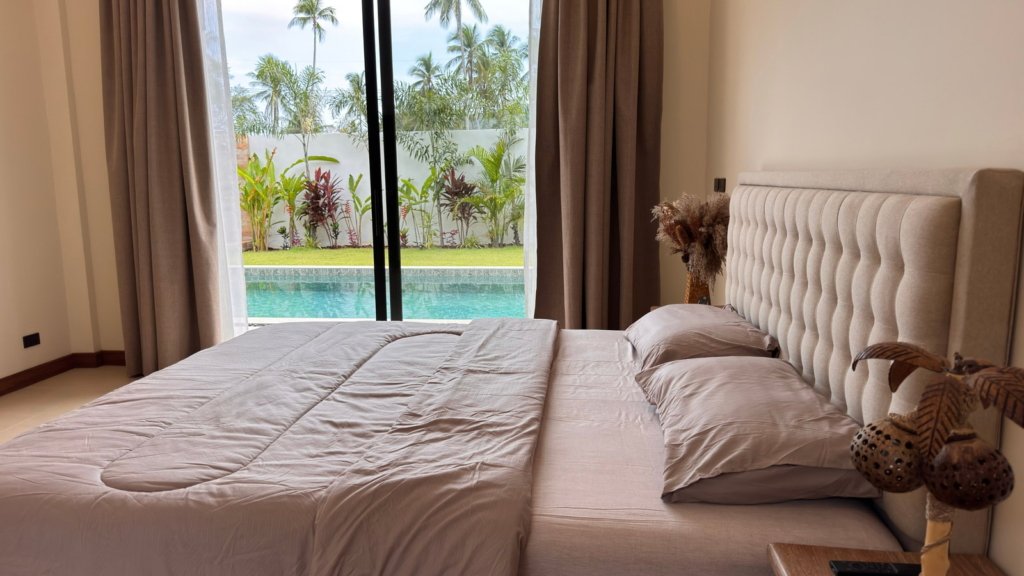 Chambre avec vue sur la piscine de la Villa Chana 3 chambres