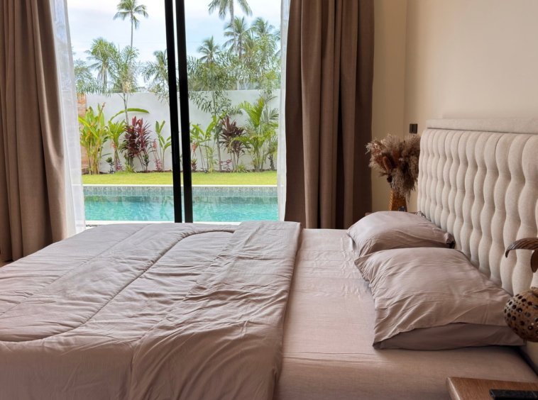 Chambre avec vue sur la piscine de la Villa Chana 3 chambres