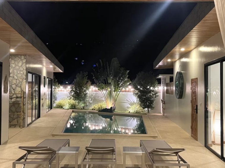 Piscine et terrasse de nuit de la Villa Yolo