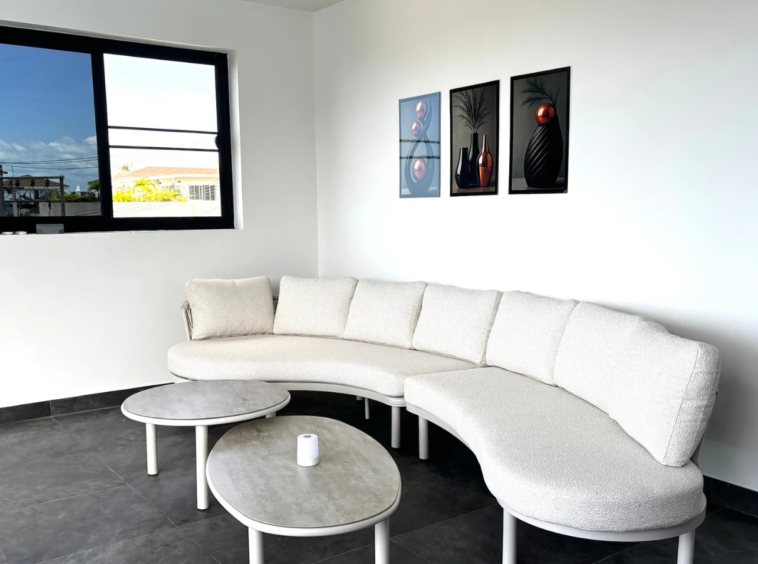 Salon avec canapé design de la Villa Azura, villa moderne