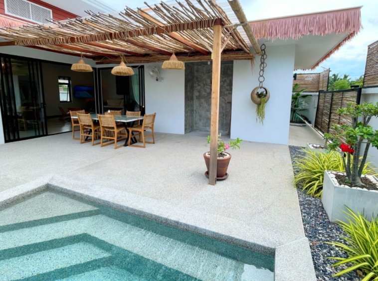 Terrasse sous pergola et marches de la piscine de la Villa An Se Ju