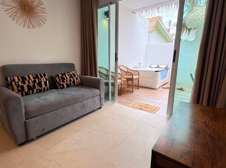 Salon ouvert sur la terrasse fermée de la villa