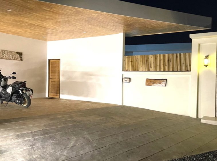 Carport et entrée de la Villa Yolo