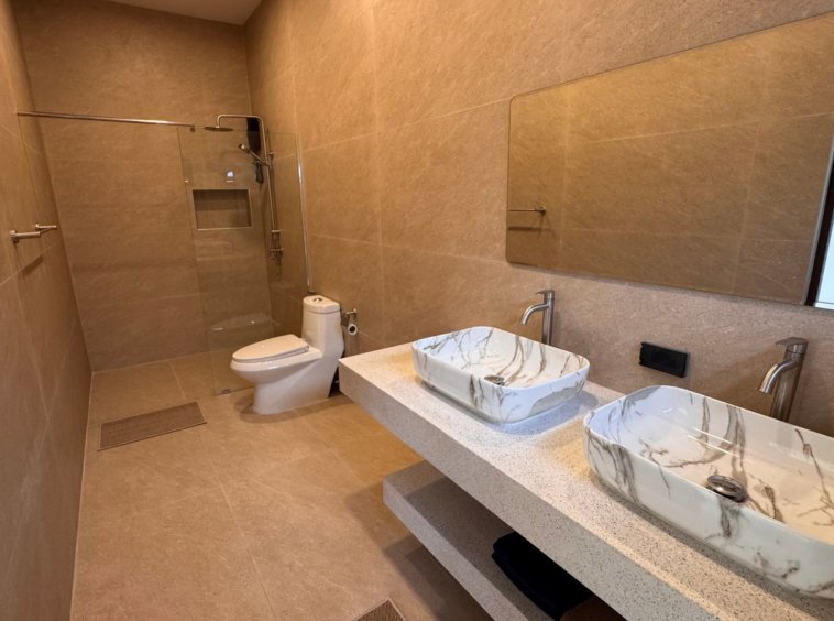 Salle de bain avec double vasque et douche à l'italienne de la Villa Chana 2 chambres