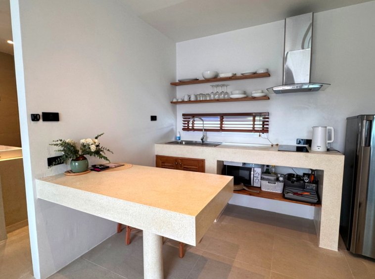 Cuisine équipée avec hotte et micro-ondes de la villa à Maenam