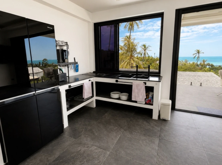 Cuisine équipée avec vue mer de la Villa Azura