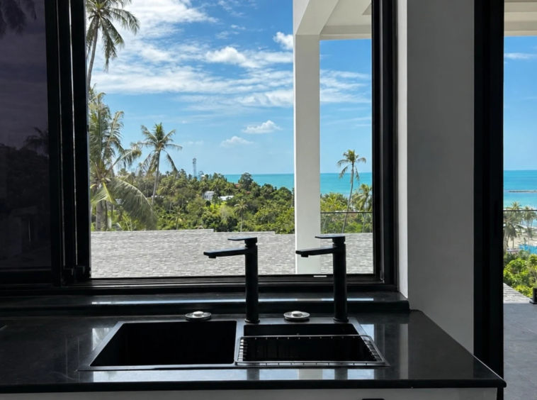 Évier de la cuisine avec vue sur la mer et les cocotiers, Villa Azura
