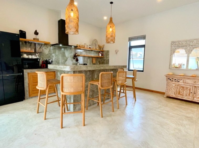 Cuisine avec bar et tabourets en rotin de la Villa An Se Ju