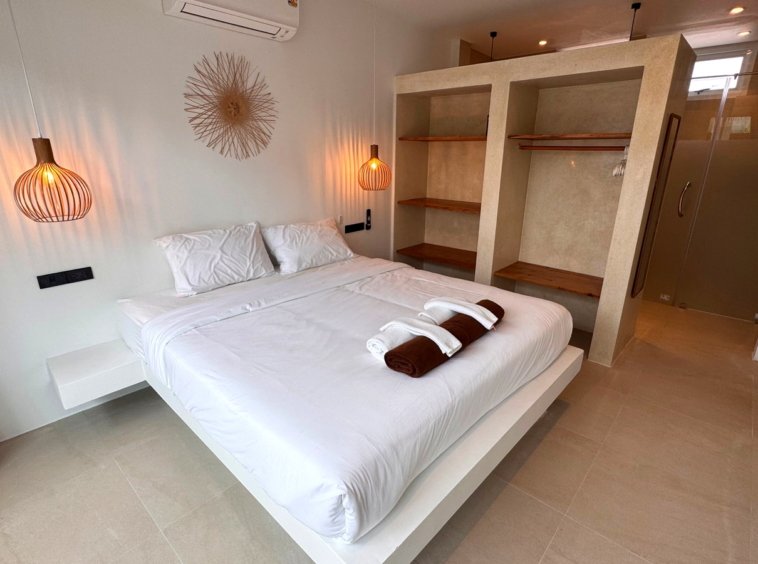 Chambre avec lit king size et penderie maçonnée de la villa à Maenam