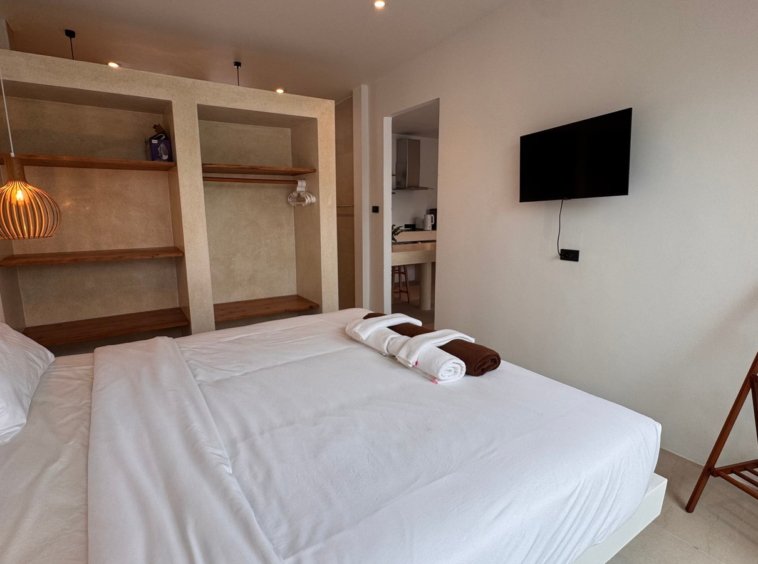 Chambre climatisée avec télévision de la villa à Maenam