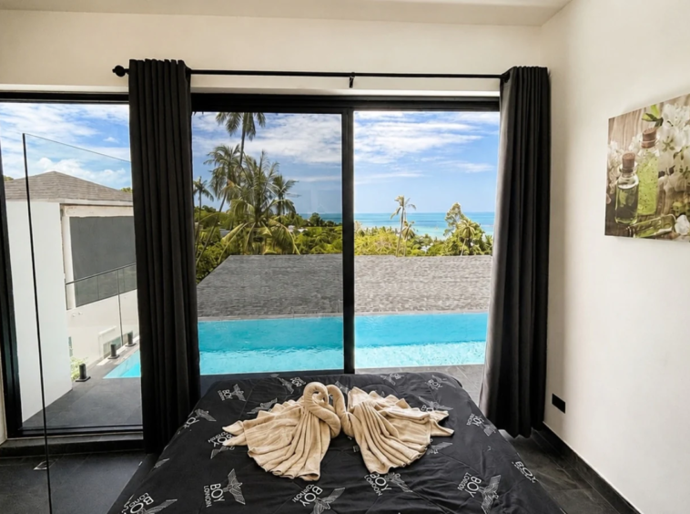 Chambre avec vue sur la piscine et la mer de la Villa Azura