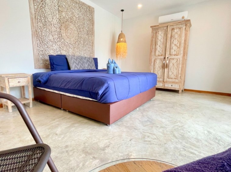 Chambre principale de la Villa An Se Ju avec tête de lit sculptée