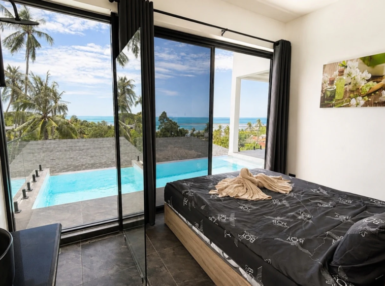Chambre avec baie vitrée et accès piscine de la Villa Azura