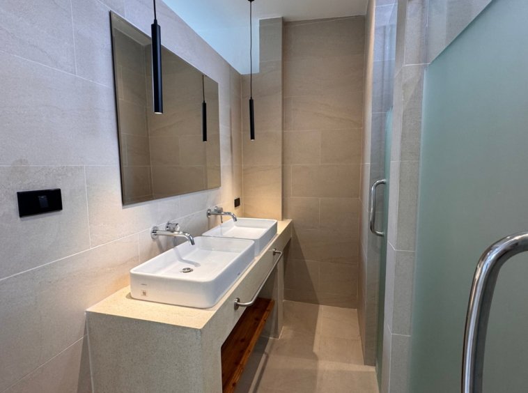 Salle d'eau avec double vasque et douche à l'italienne