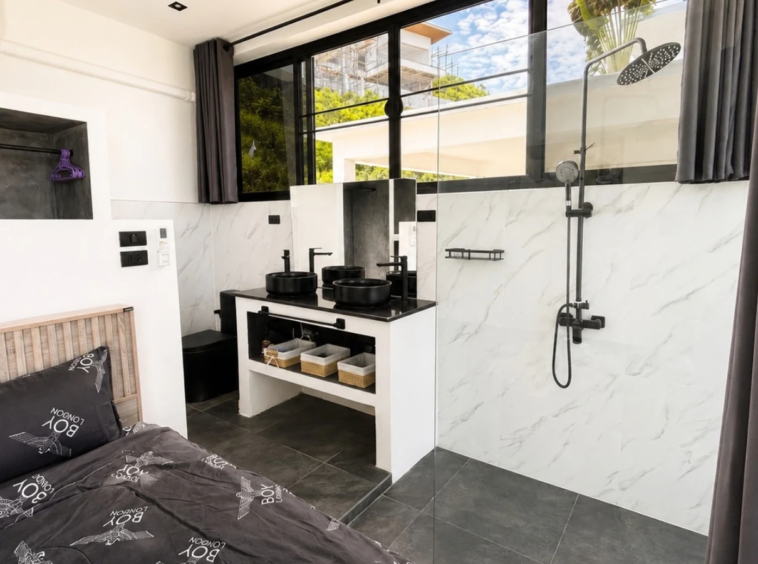 Chambre avec salle de bain ouverte de la Villa Azura