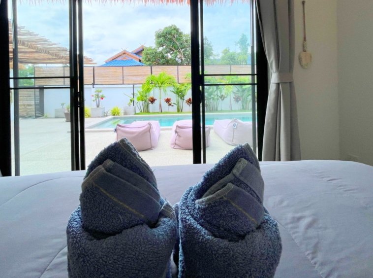 Chambre de la Villa An Se Ju avec vue sur la piscine