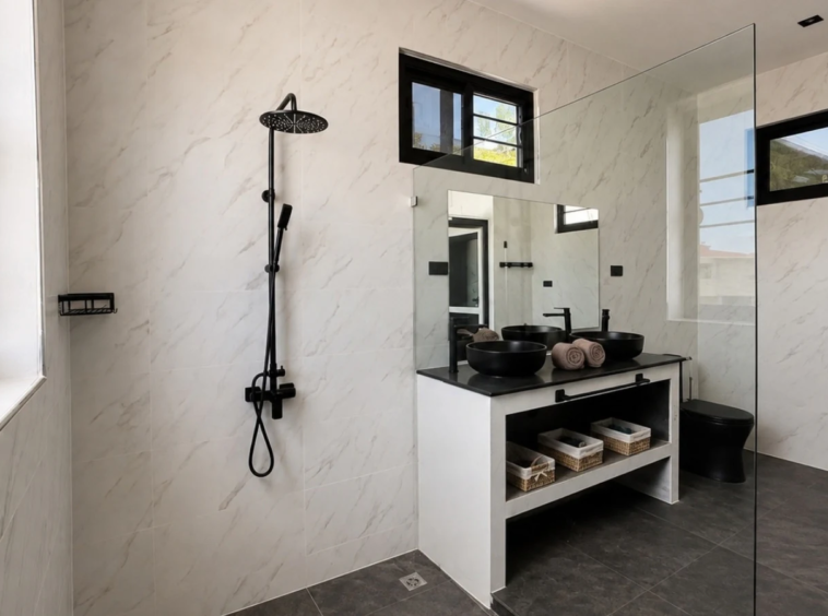 Salle de bain avec douche à l'italienne de la Villa Azura