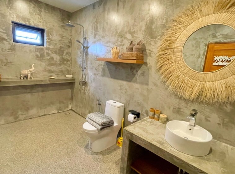 Salle de bain en béton ciré avec douche à l'italienne de la Villa An Se Ju