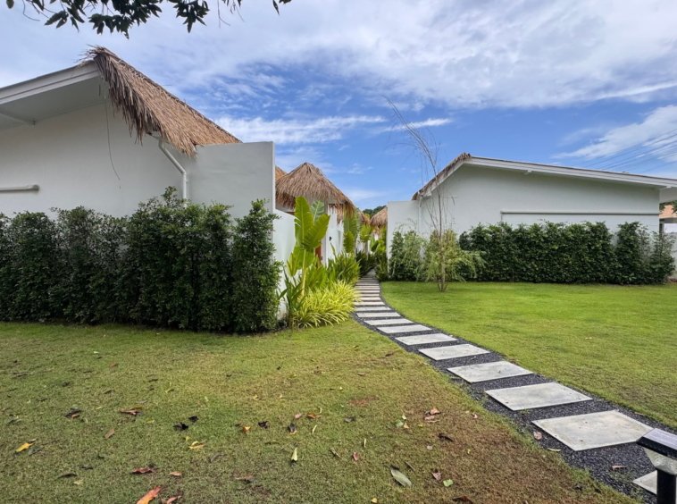 Jardin de la résidence et villas au toit de chaume