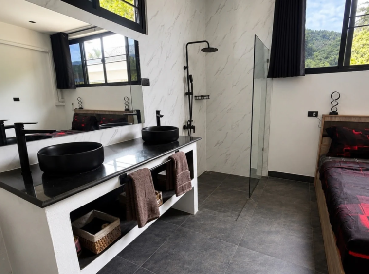 Chambre avec salle de bain attenante de la Villa Azura