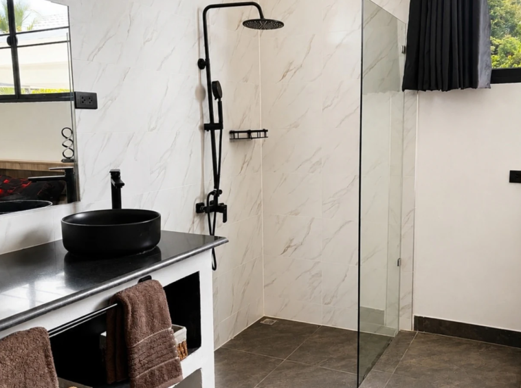 Salle de bain avec vasque noire design de la Villa Azura