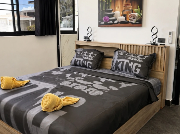 Chambre avec lit king size de la Villa Azura