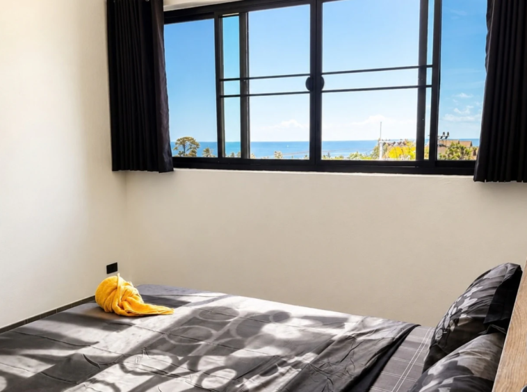 Chambre avec fenêtre vue mer de la Villa Azura